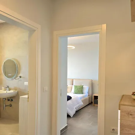 Hill In - 061 Apartment